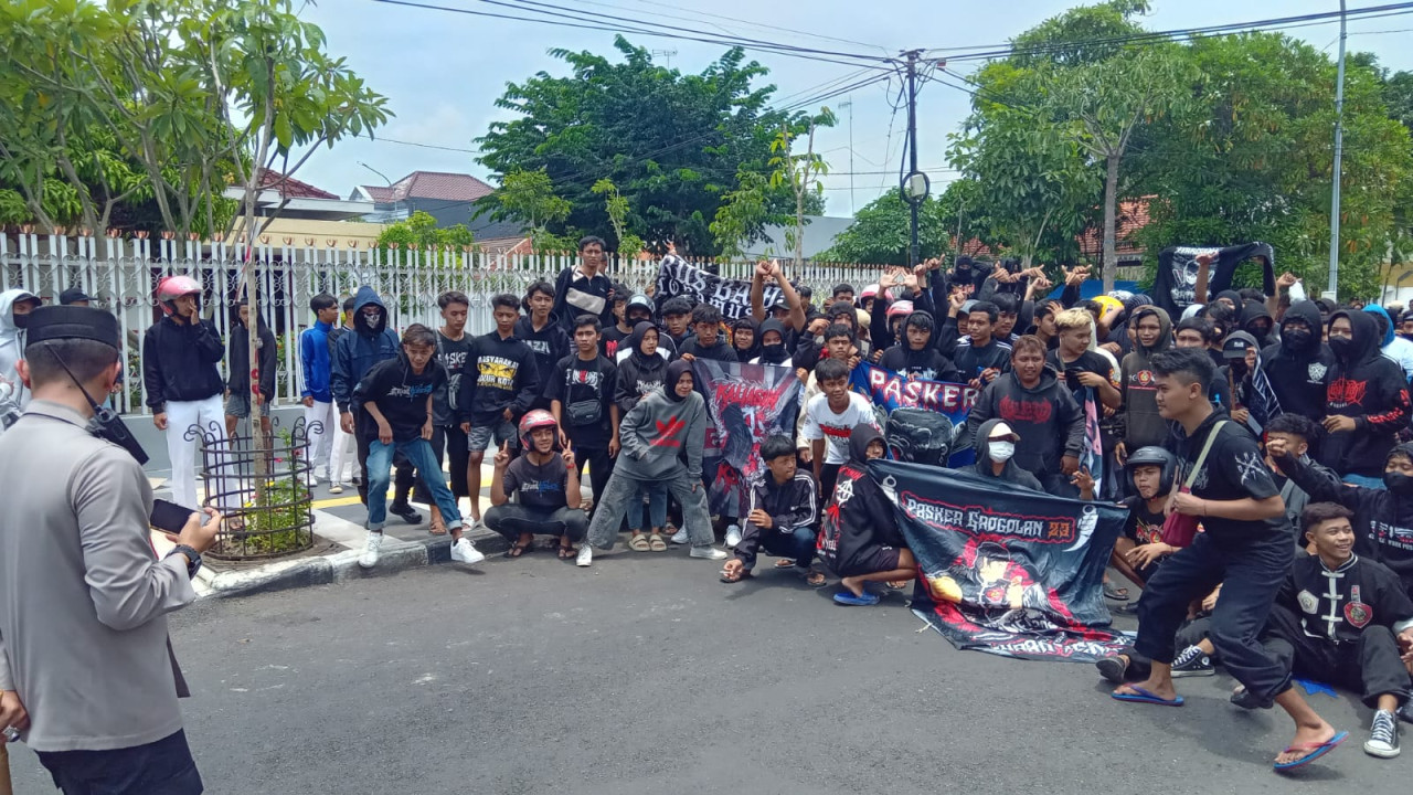 Puluhan Pemuda Kawal Sidang Penganiayaan Pelajar hingga Tewas di Bojonegoro