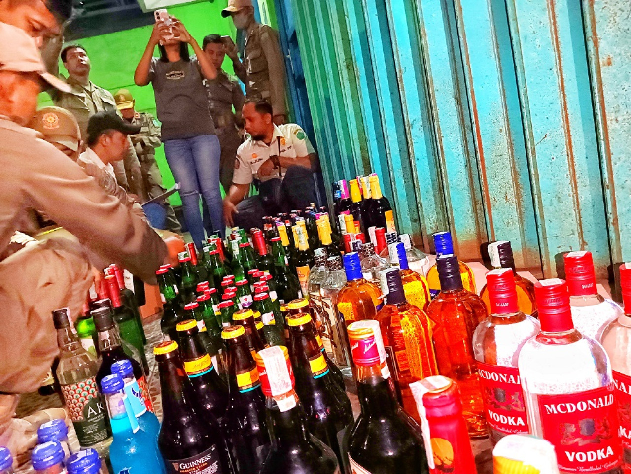 Operasi gabungan terdiri dari Satpol PP, TNI dan anggota Polresta Sidoarjo berhasil menyita 303 botol minuman keras. (Foto: Ahaddiini HM/jatimnow.com)