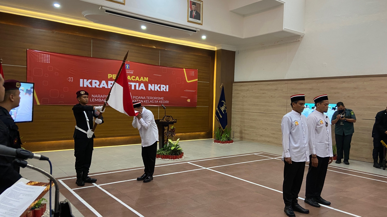 3 Napiter Jaringan JAD dan JI di Lapas Kediri Cium Bendera Merah Putih