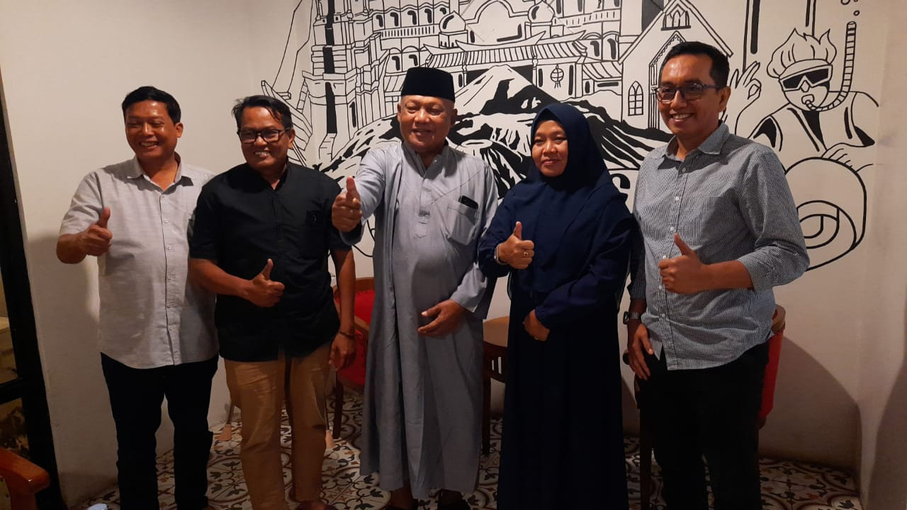 Ketua DPD Partai NasDem Kota Probolinggo Zulfikar Imawan menemui H. Buchori dan putrinya, Ina Dwi Lestari, yang juga kader Partai NasDem. (Foto: Mahfud Hidayatulloh/jatimnow.com)