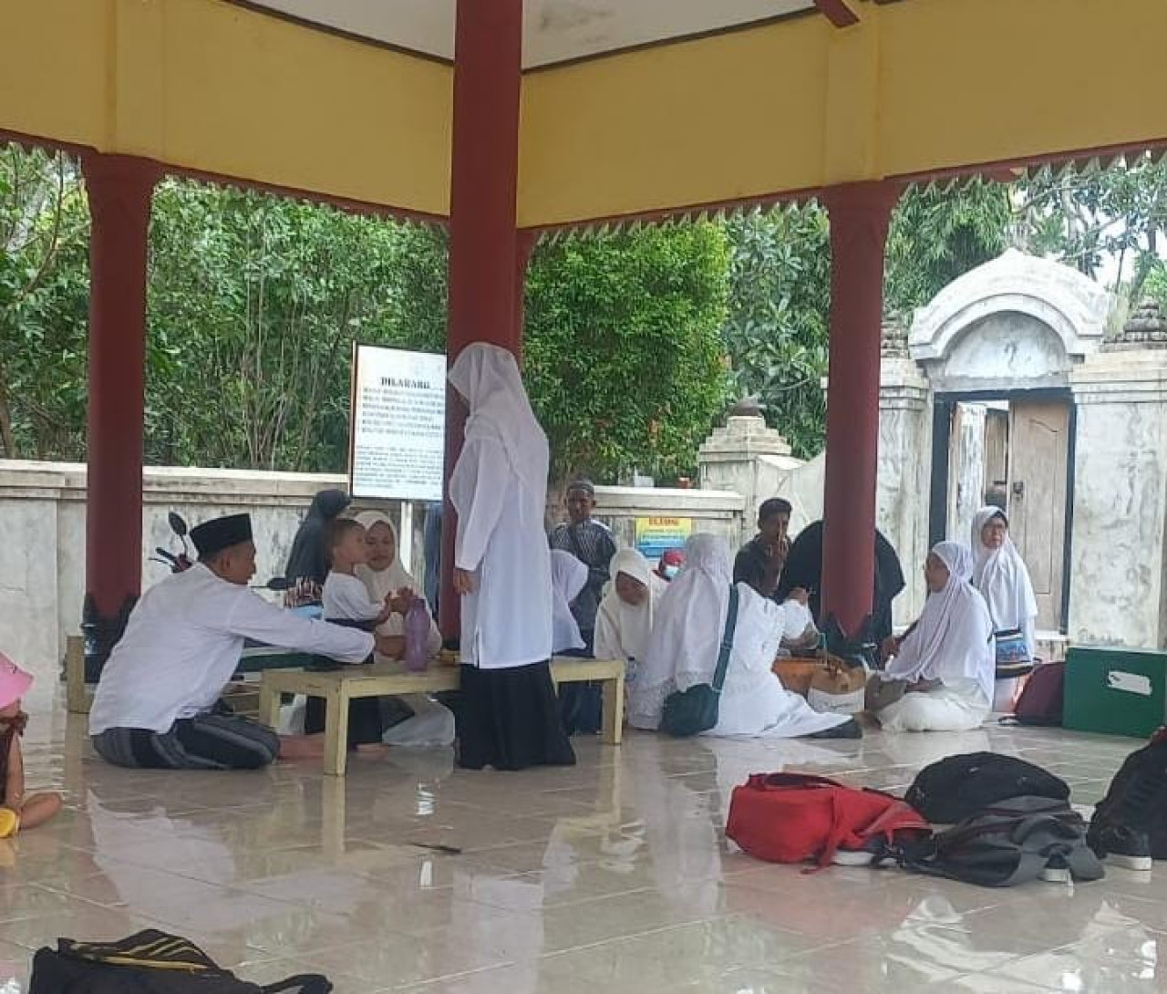 Para warga berziarah ke makam Batoro Katong Ponorogo. (Foto: Ahmad Fauzani/jatimnow.com)