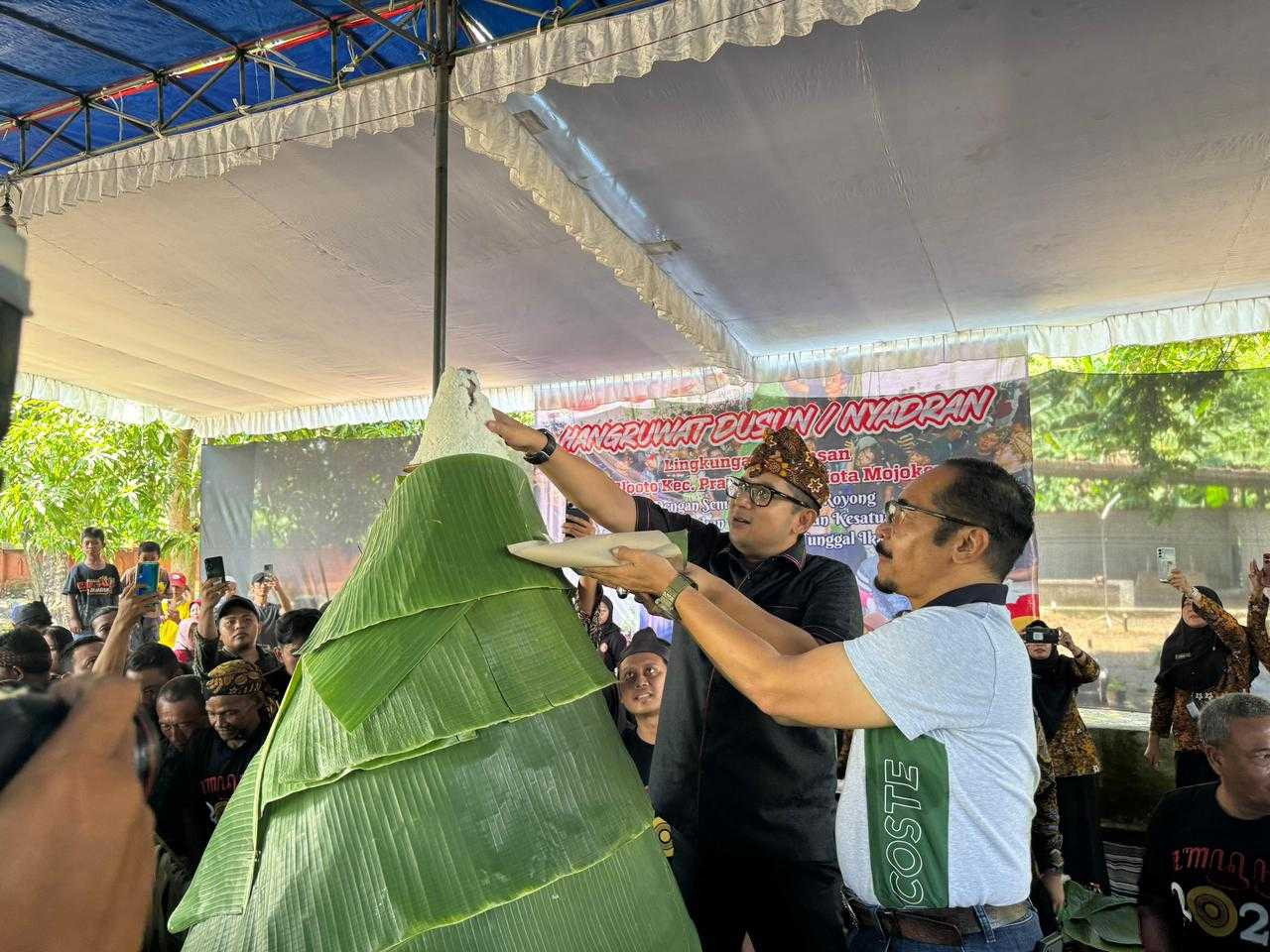 Pj. Wali Kota Mojokerto, Moh. Ali Kuncoro potong tumpeng ageng tradisi nyadran di Lingkungan Kemasan. (Foto: Humas Pemkot Mojokerto)