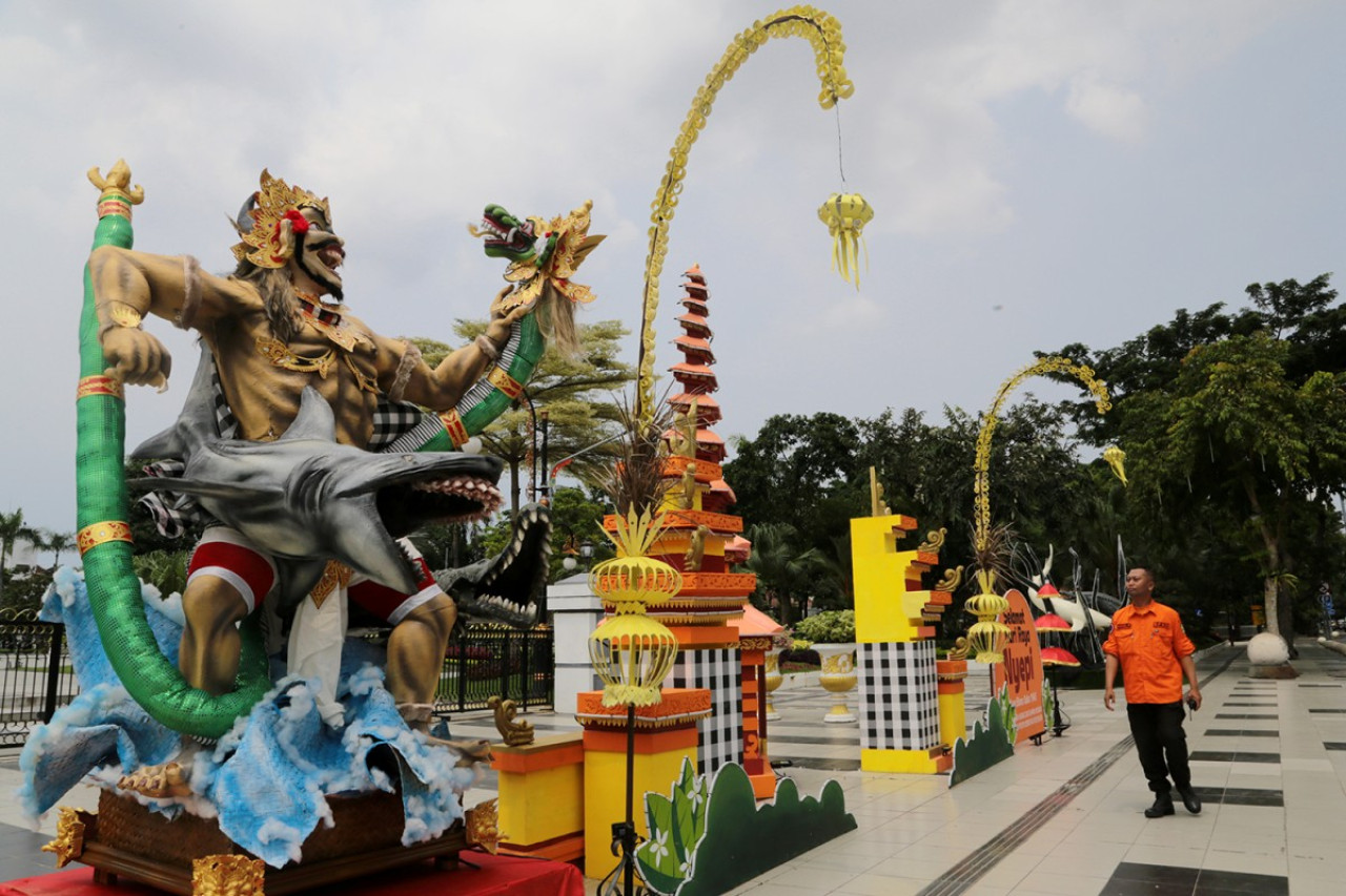 Pemkot saat memasang Ogoh-ogoh dalam perayaan Nyepi di Tamansurya, Balaikota, Surabaya (dok.jatimnow.com)