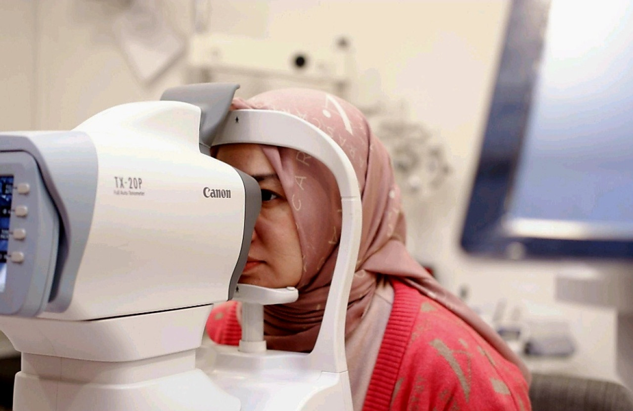 Okie Agustina saat menjalani Lasik Mata Plus di NEC Surabaya (foto: NEC Surabaya for jatimnow.com)