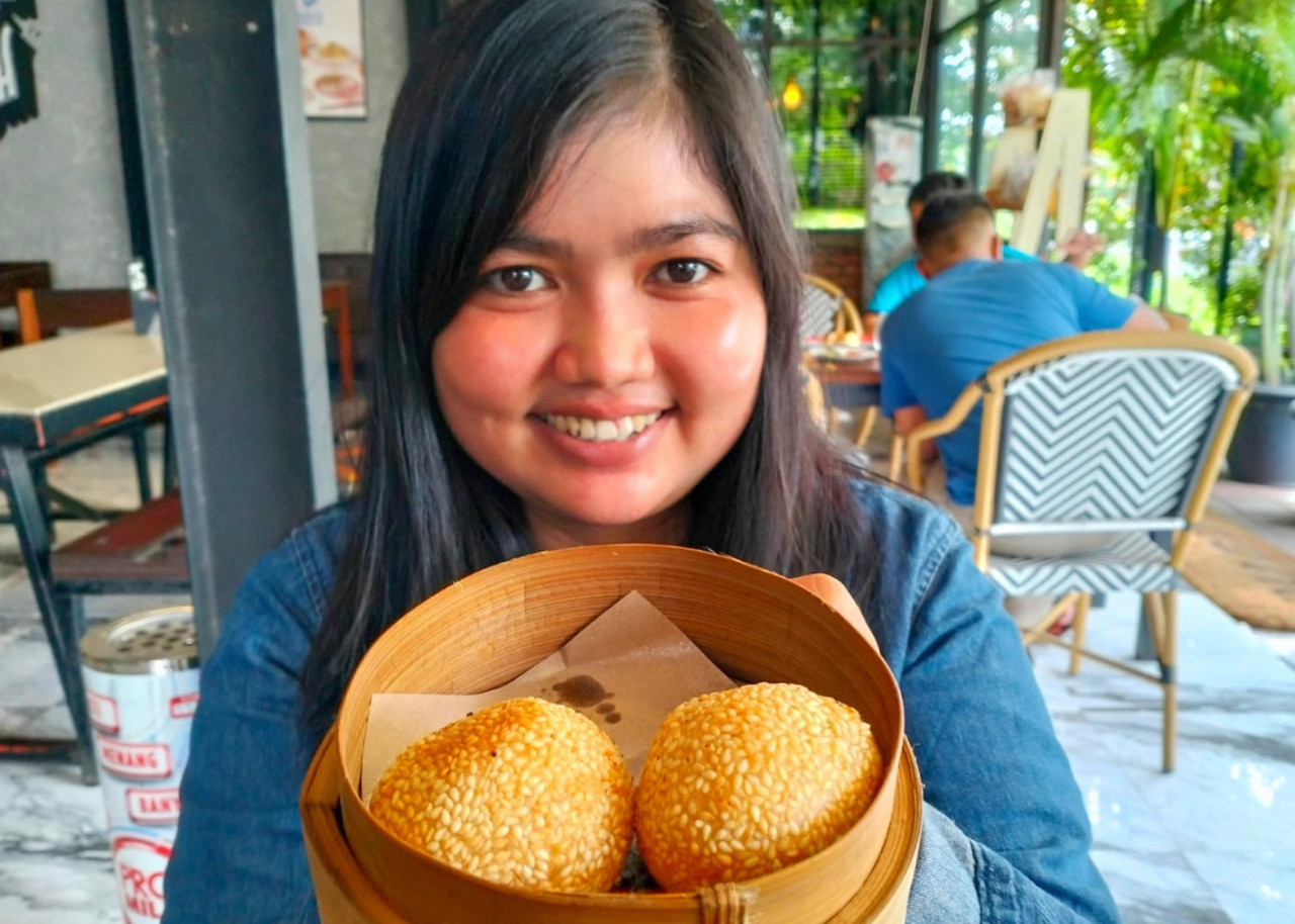 Onde-onde telur asin kedai Dimsum Ayam Gala Sidoarjo Jl. KH Ali Mas’ud C1, samping Transmart Sidoarjo. (Foto: Ahaddiini HM/jatimnow.com).