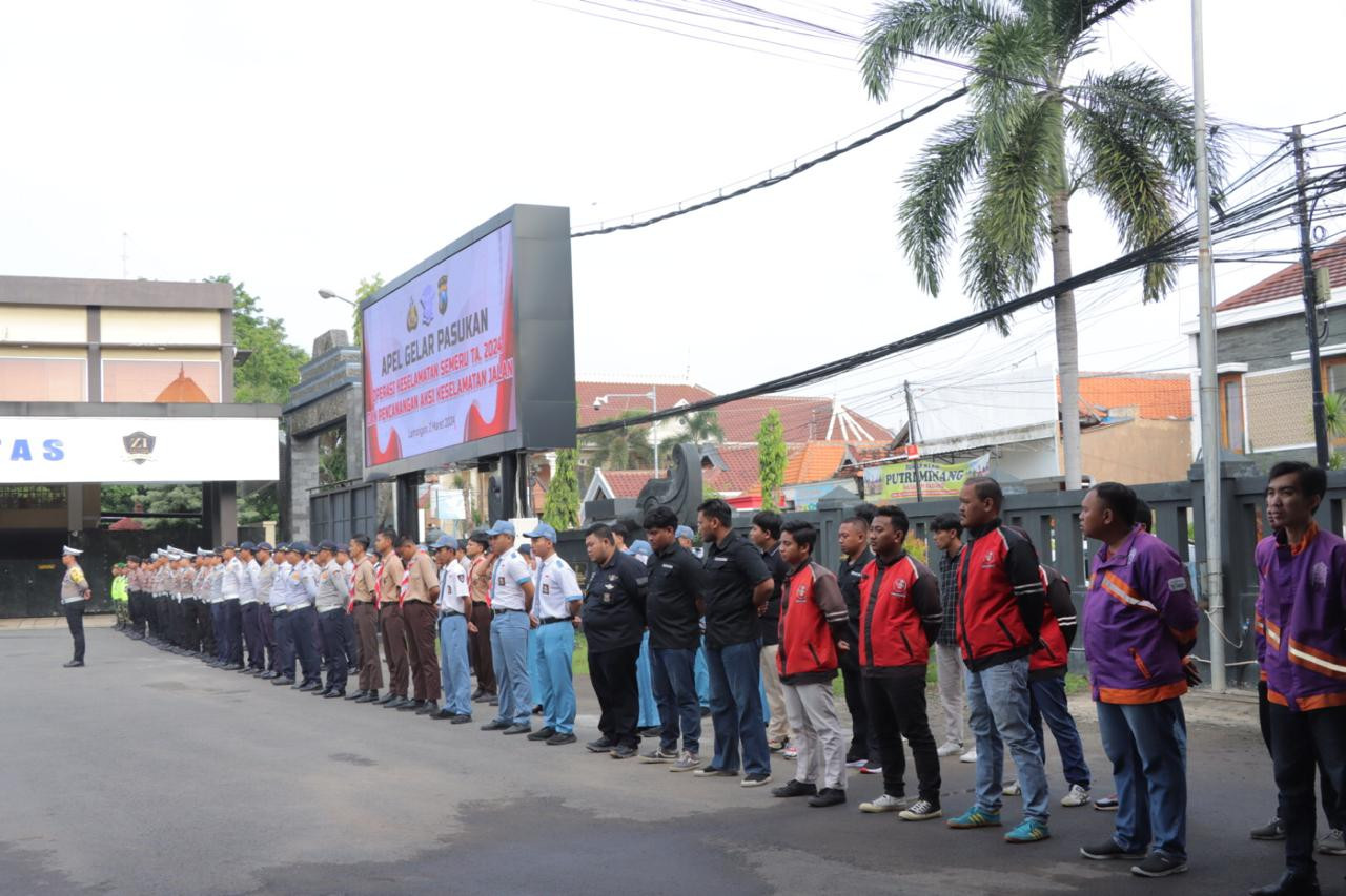 Pelajar dan komunitas motor saat mengikuti apel Ops Keselamatan Semeru 2024 Polres Lamongan. (Foto : Humas Polres Lamongan for jatimnow.com)