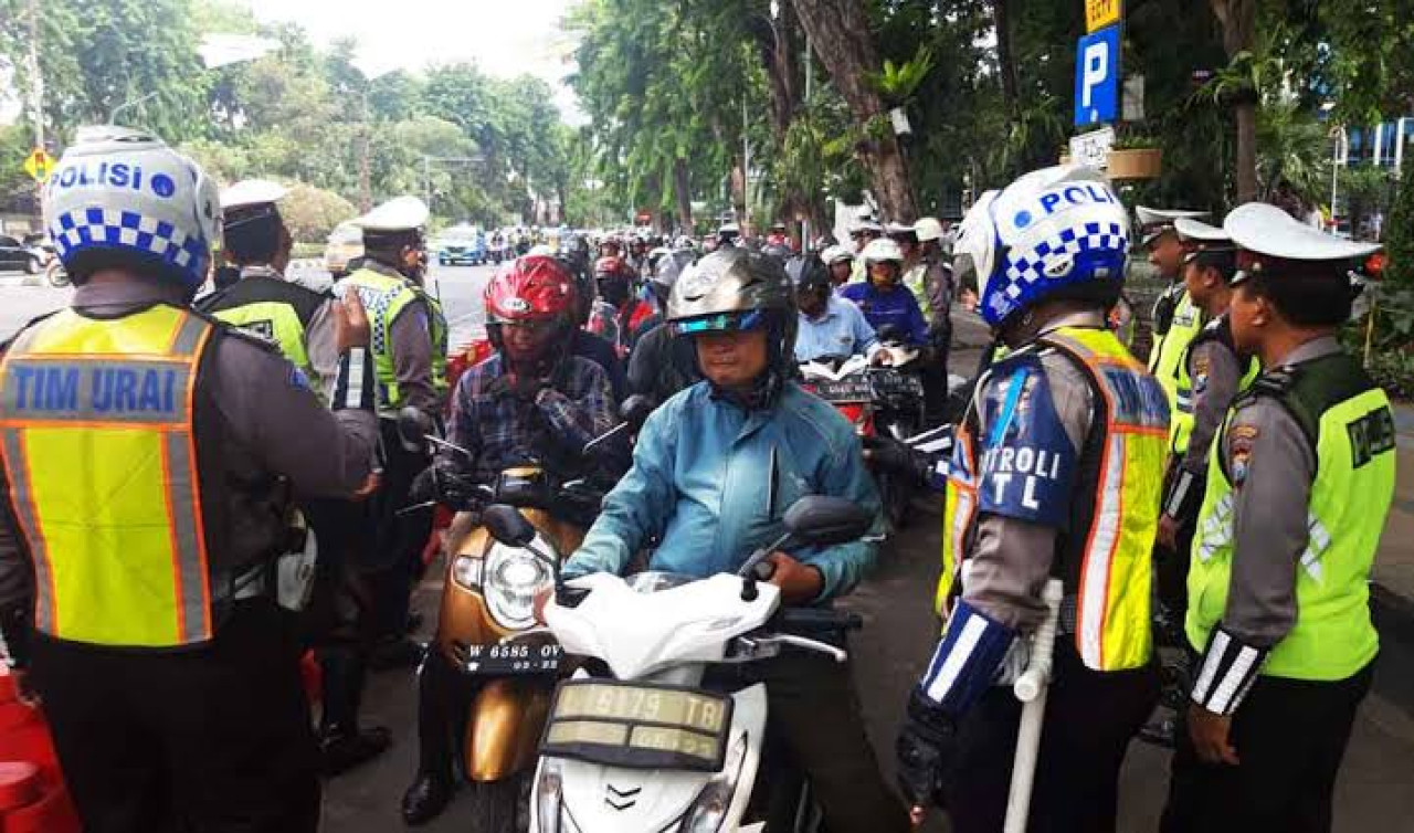 Ilustrasi polisi saat melakukan penindakan tilang, (dok. jatimnow.com)