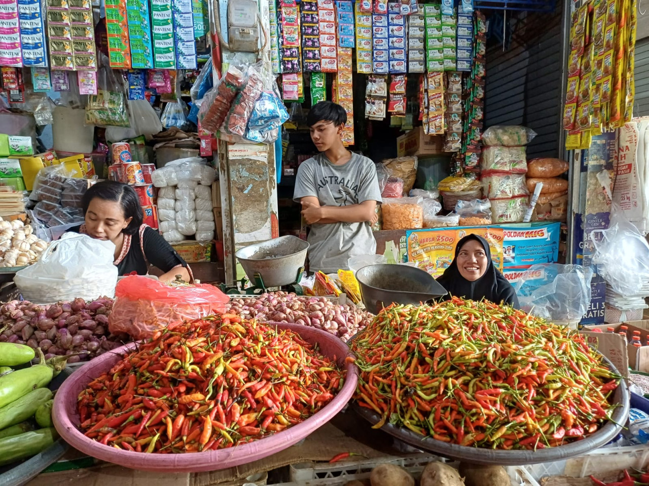 Salah satu pedagang kebutuhan pokok di Pasar Sidoharjo, Lamongan. (Foto : Adyad Ammy Iffansah/jatimnow.com).