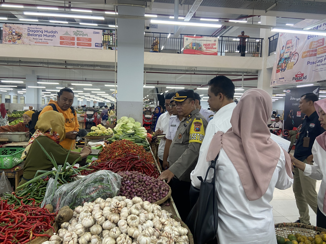 TPID saat melakukan sidak di pasar tradisional. (Foto: Ahmad Fauzani/jatimnow.com0