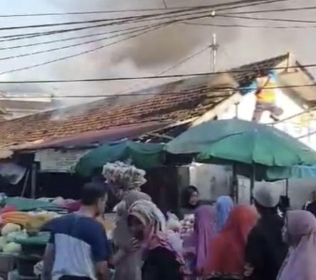 Pasar Waru Pamekasan Terbakar, Pedagang Berlari Selamatkan Dagangan