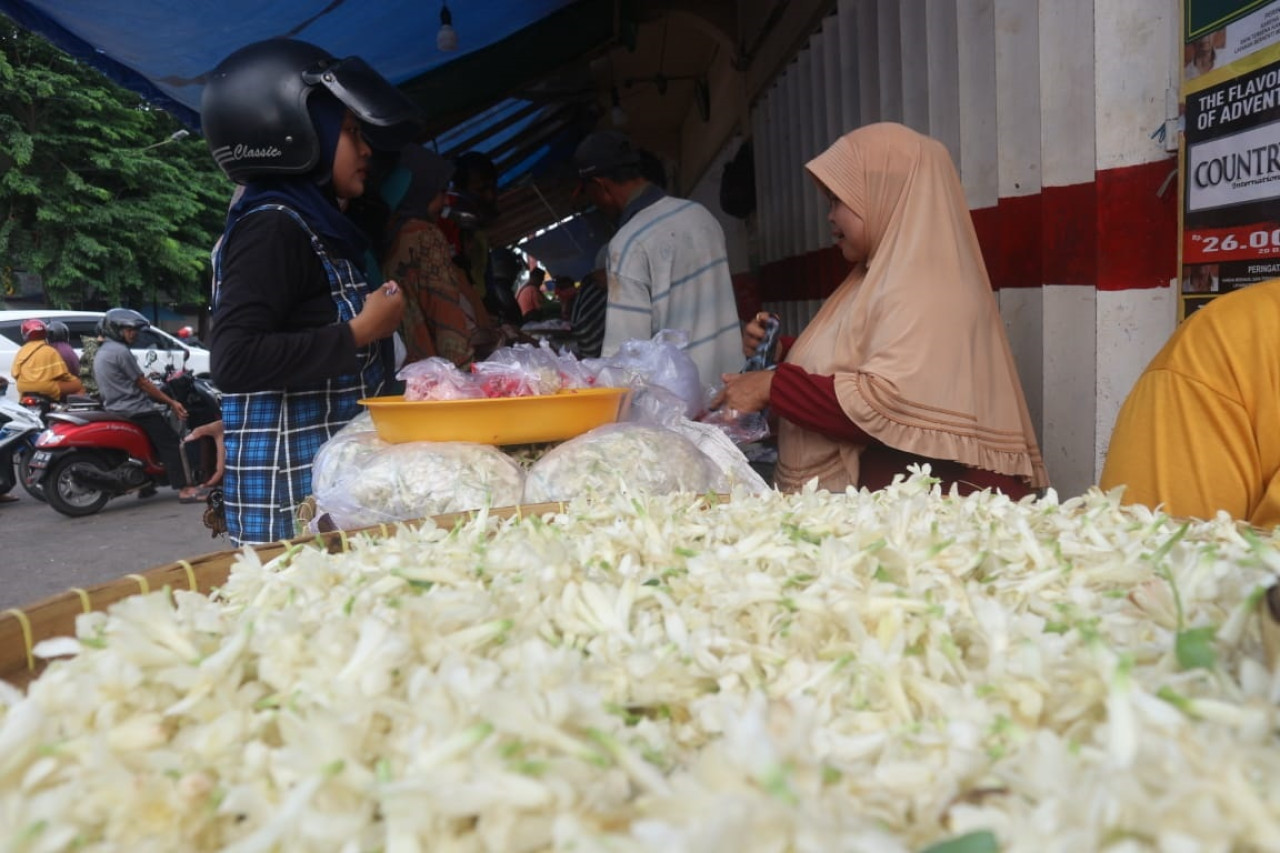 Pedagang bunga untuk ziarah makam di sejumlah ruas jalan di kawasan pasar baru Jalan Panglima Sudirman Kota Probolinggo. (Foto: Mahfud Hidayatullah/jatimnow.com)