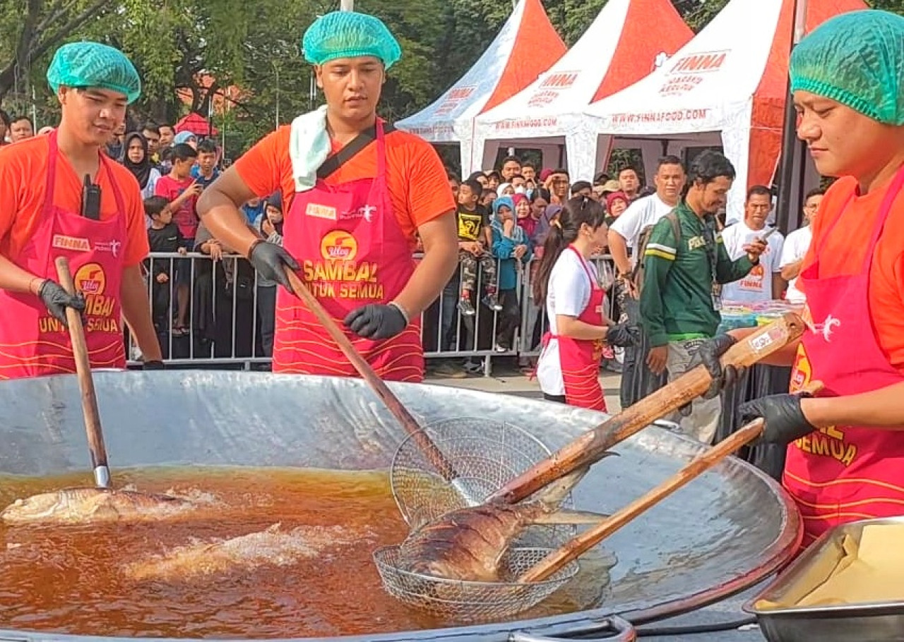 Pembagian 1.000 porsi tumis bandeng uleg sambal terasi bersama Chef Bobon Santoso di Monumen Jayandaru Alun-Alun Sidoarjo. (Foto-foto: Ahaddiini HM/jatimnow.com)