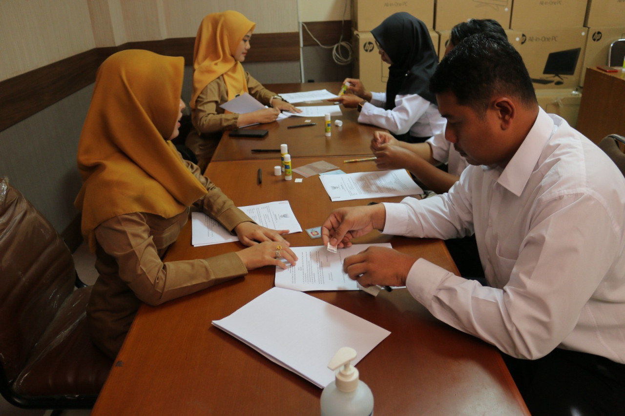 Penandatanganan kontrak ini berlangsung di kantor Badan Kepegawaian dan Pengembangan Sumber Daya Manusia (BKPSDM) Ponorogo. (Foto: Ahmad Fauzani/jatimnow.com)