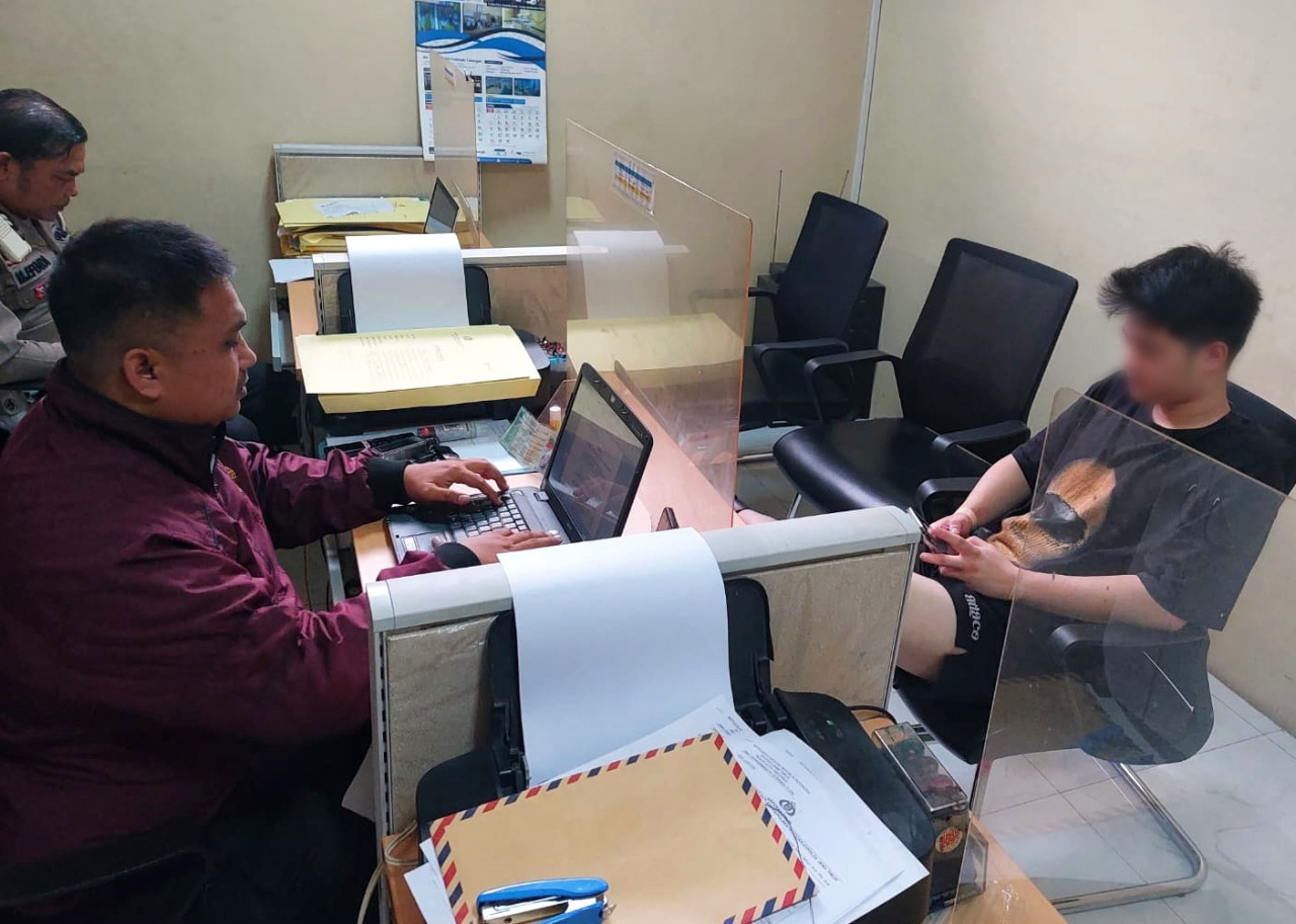 Pengemudi Porsche NKA (18) saat menjalani proses penyidikan di Mapolresta Sidoarjo. (Foto: Ahaddiini HM/jatimnow.com).