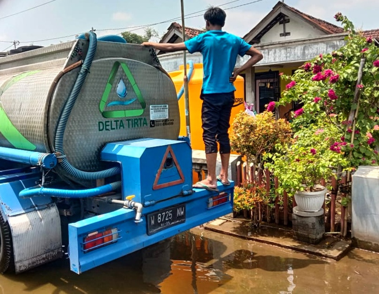 Truk tangki Delta Tirta menyalurkan air bersih untuk membantu distribusi kepada korban banjir Sidoarjo.(Foto: Ahaddiini HM/jatimnow.com).