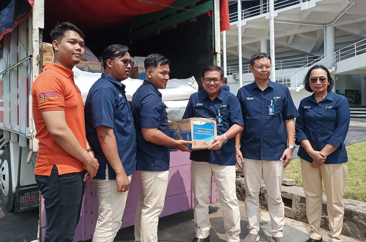 Bantuan secara simbolis diberangkatkan oleh Direktur Utama Petrokimia Gresik, Dwi Satriyo Annurogo dari GOR Tri Dharma Petrokimia Gresik.