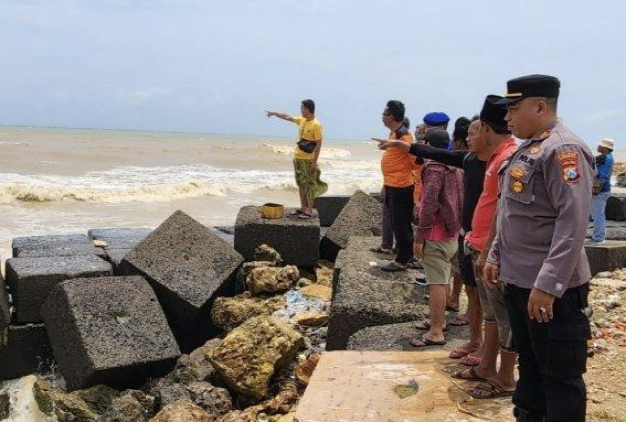 Kapal Ikan Terbalik di Pamekasan karena Cuaca Buruk, 2 Nelayan Hilang
