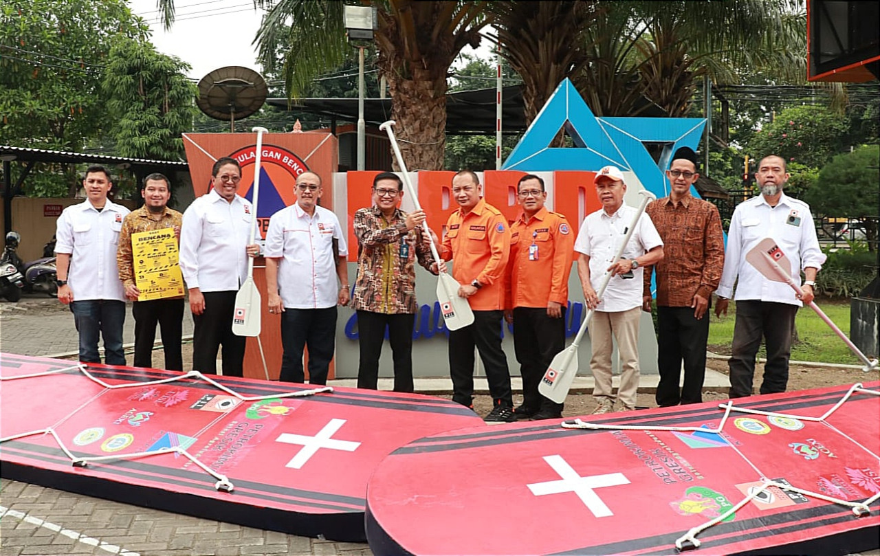 Direktur Utama Petrokimia Gresik, Dwi Satriyo Annurogo didampingi Ketua PII Gresik, Awang Djohan Bachtiar saat menyerahkan lifeboard kepada BPBD Jatim, Kamis (28/3/2024). (Foto: Dok. PII for jatimnow.com)