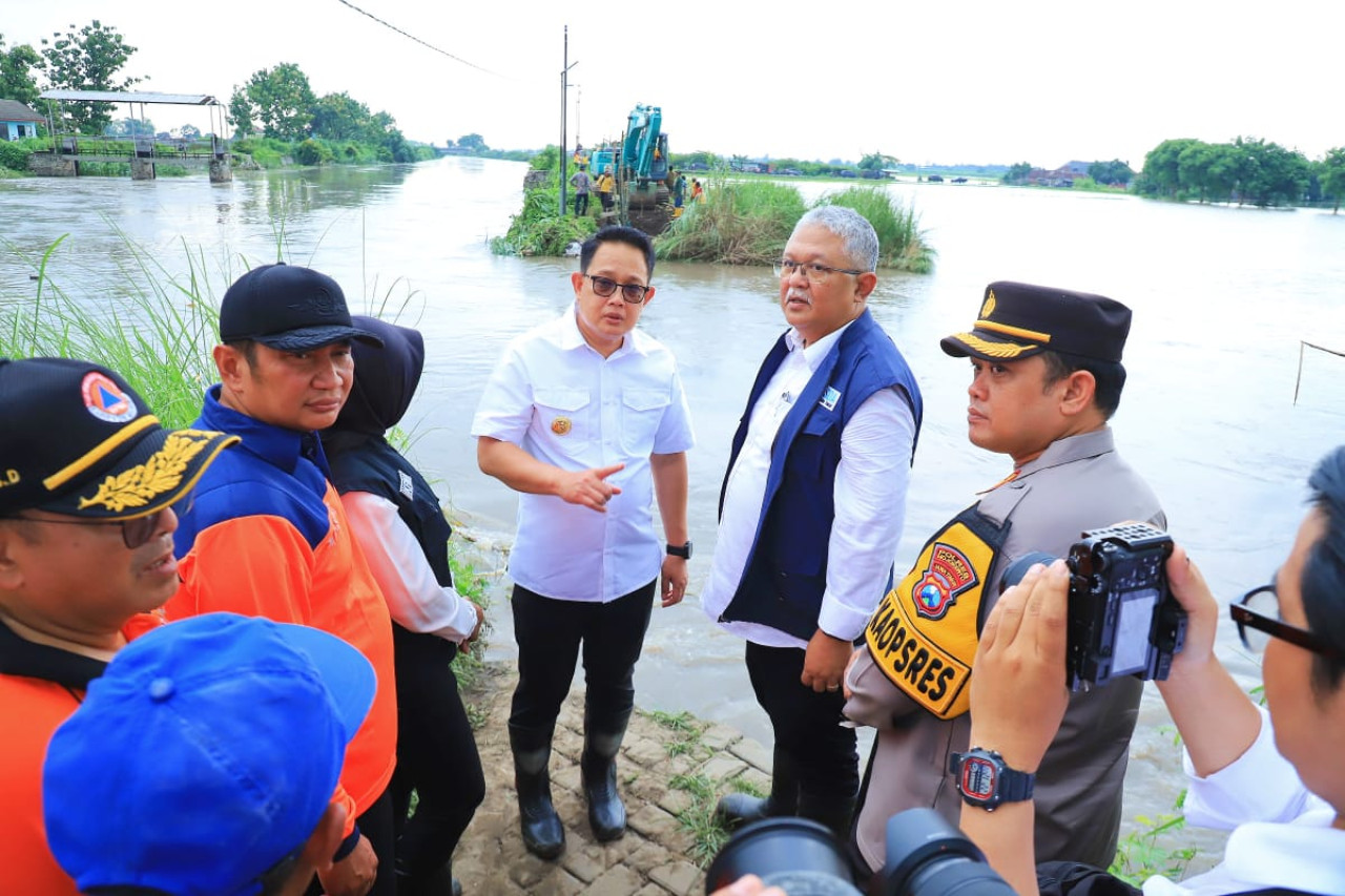Pj Gubernur Jatim Adhy Karyono saat meninjau banjir di Mojokerto (foto: Humas Pemprov Jatim for jatimnow.com)