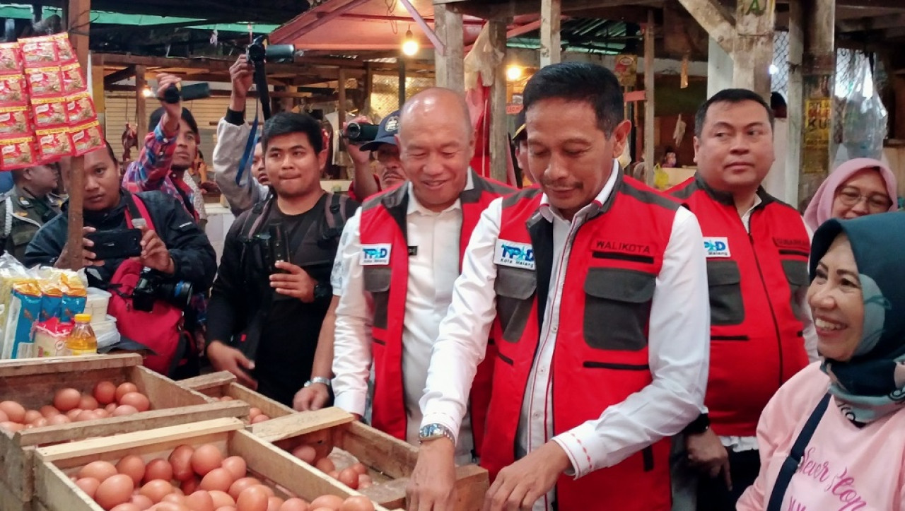 Pj Wali Kota Malang, Wahyu Hidayat saat mengunjungi Pasar Tawamangu beberapa hari lalu. (Foto: Gerhana/jatimnow.com)