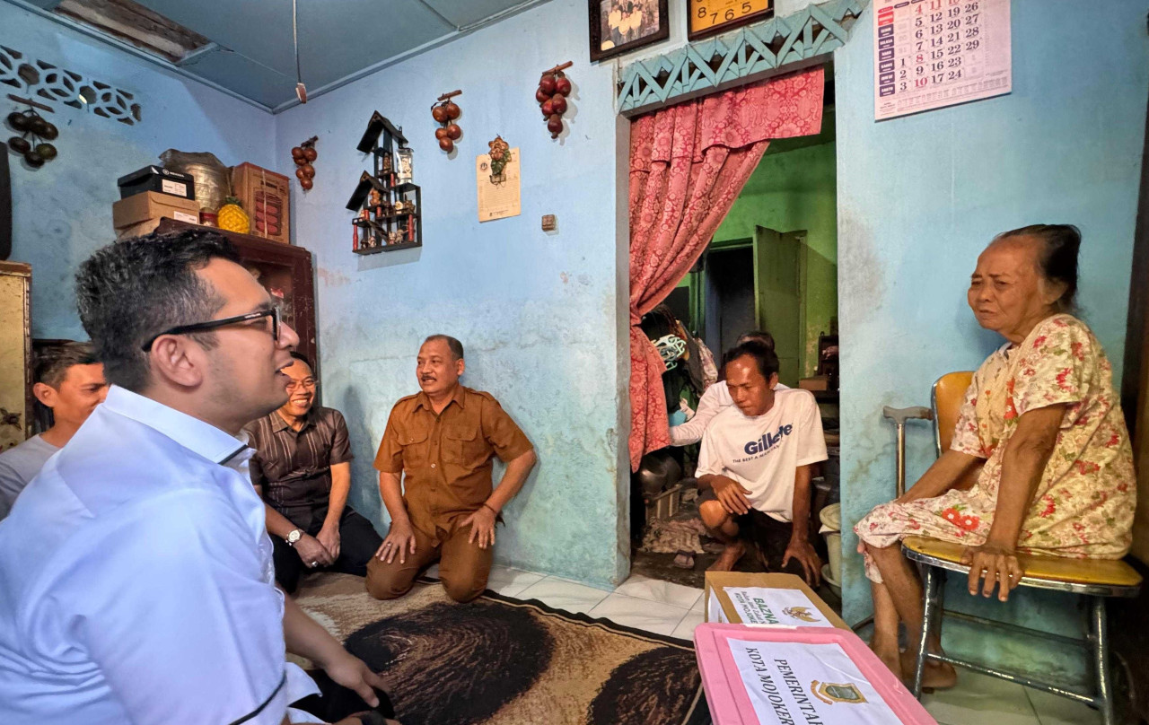 Pj Wali Kota Mojokerto saat berkunjung ke rumah warga di Kelurahan Sentanan. (Foto: Humas Pemkot Mojokerto)