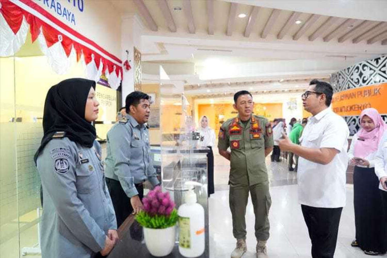 Pj Wali kota Mojokerto, Moh. Ali Kuncoro saat melakukan sidak di Mall Pelayanan Publik (MPP) Gajah Mada. (Foto:  Humas Pemkot Mojokerto for jatimnow.com)