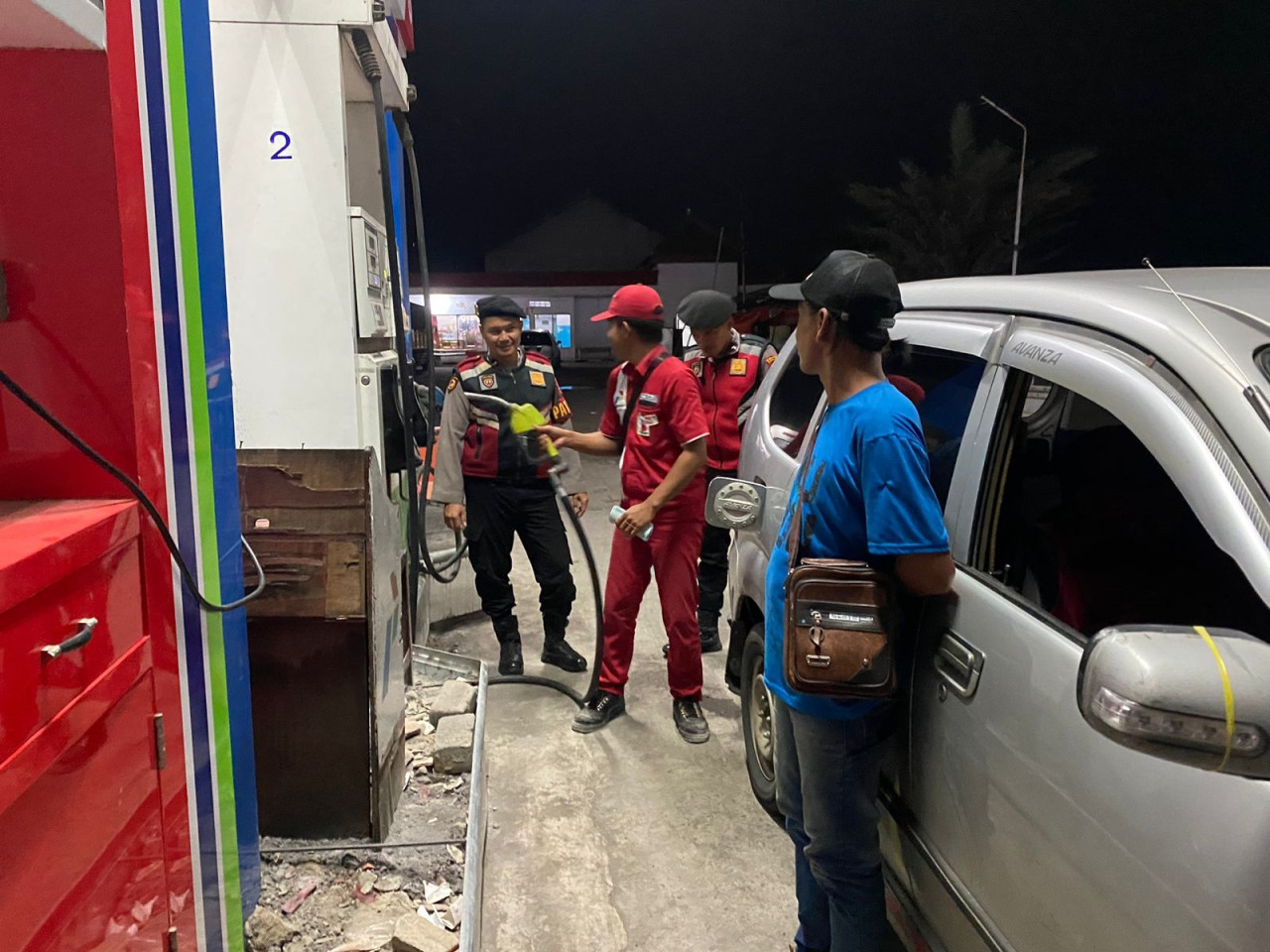 Polres Probolinggo saat melakukan pengecekan di SPBU. (Foto: Fathor Rahman/jatimnow.com)