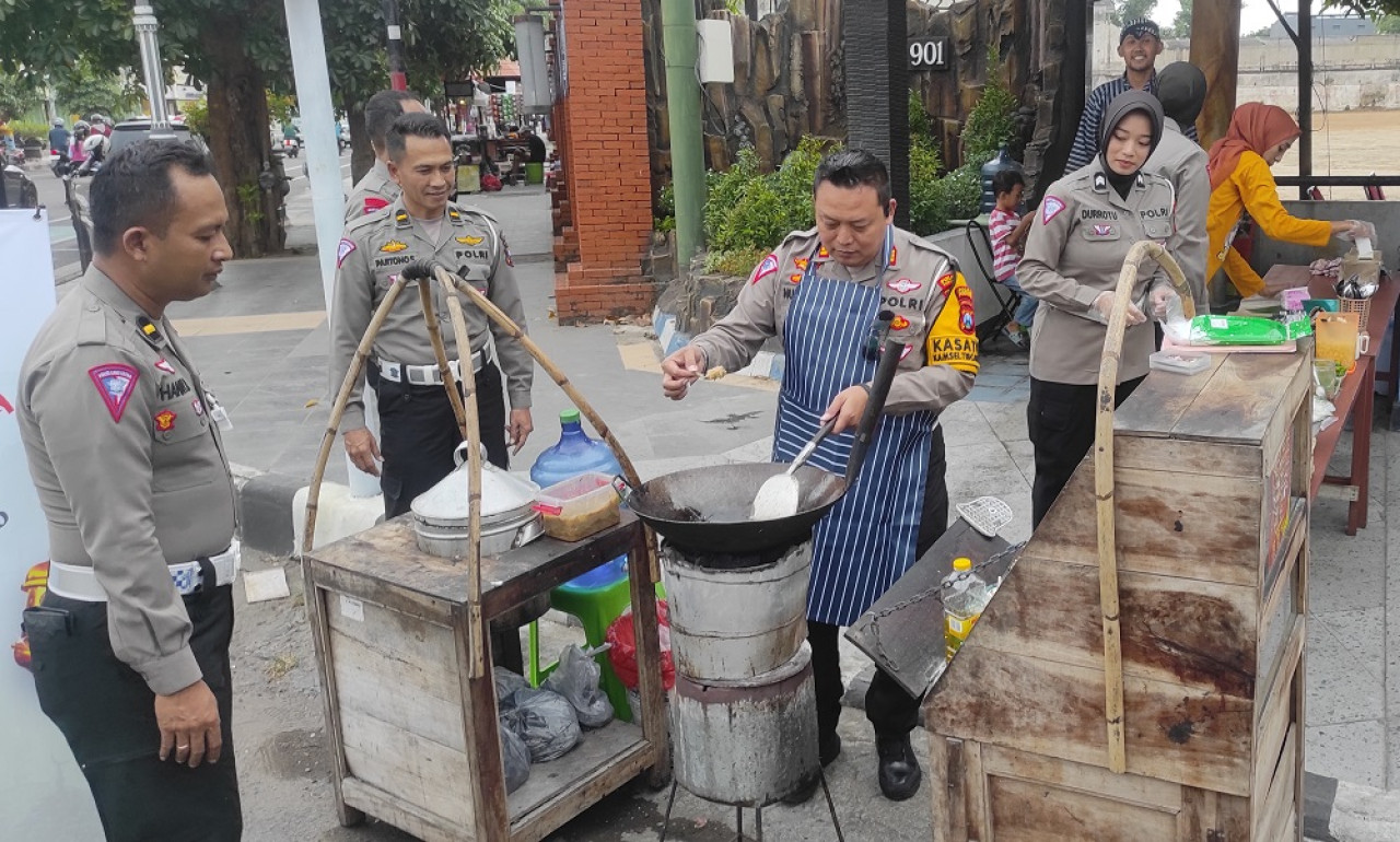 Aksi memasak di Pos Polisi Pasar Legi  Ponorogo. (Foto: Ahmad Fauzani/jatimnow.com)