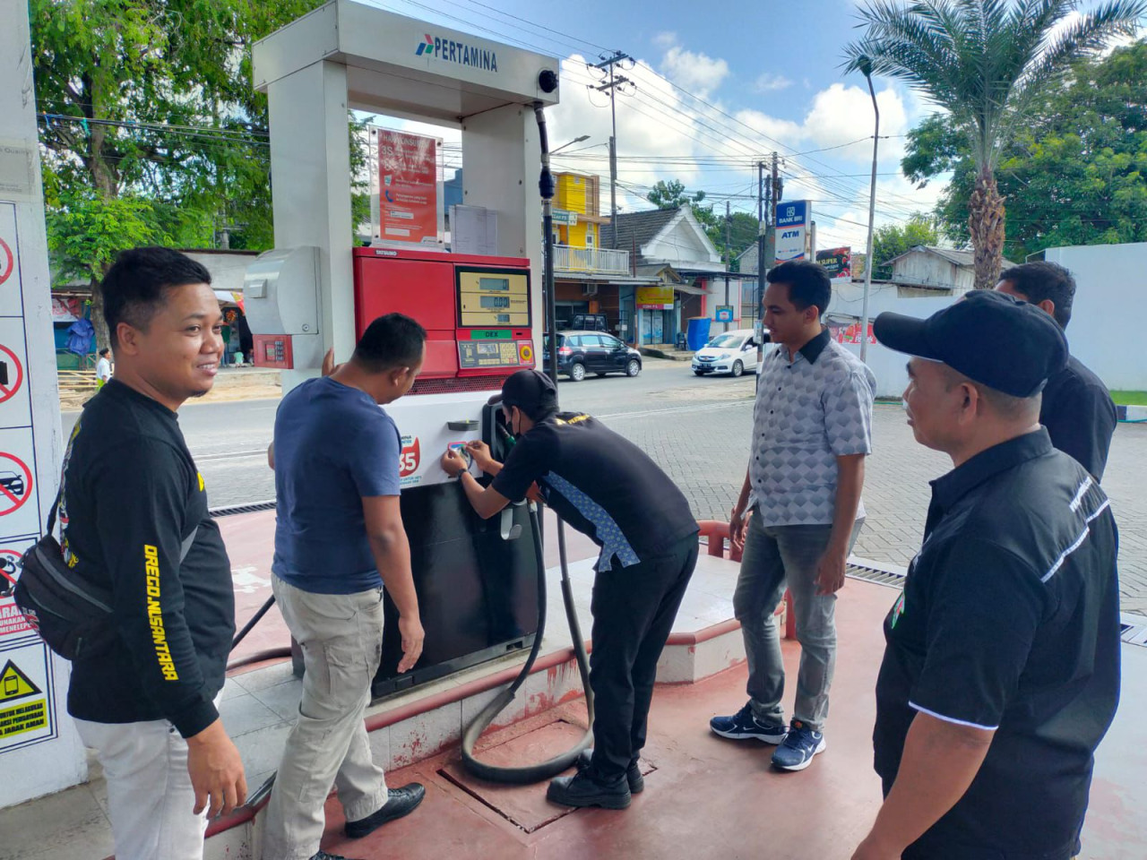 Anggota Kepolosian melakukan pengecekan di SPBU Sumenep. (Foto: Fathor Rahman/jatimnow.com)