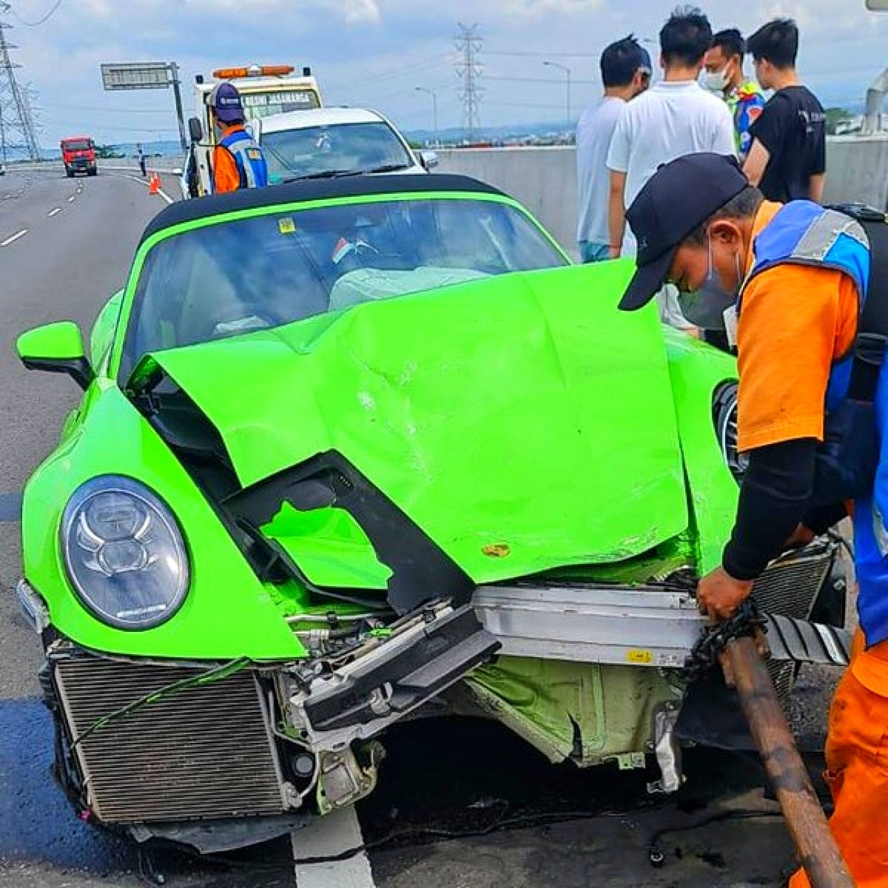 Porsche 911 Carrera S nopol B 333 LKA ringsek setelah menabrak Nissan Grand Livina di Tol Porong Sidoarjo arah Surabaya. (Foto: PJR Polda Jatim II)