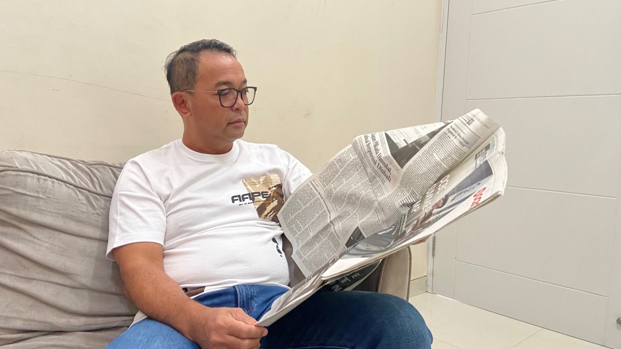 Pulung Agustanto bersantai di kediamannya di Kediri. (Foto: Yanuar Dedy/jatimnow.com)