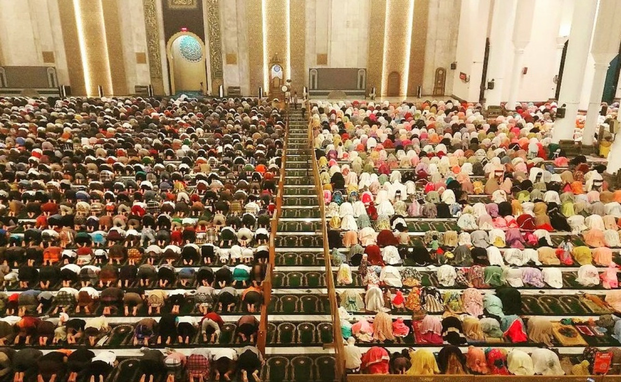 Jamaah salat tarawih di Masjid Al-Akbar Surabaya (foto: Ni'am Kurniawan/jatimnow.com)