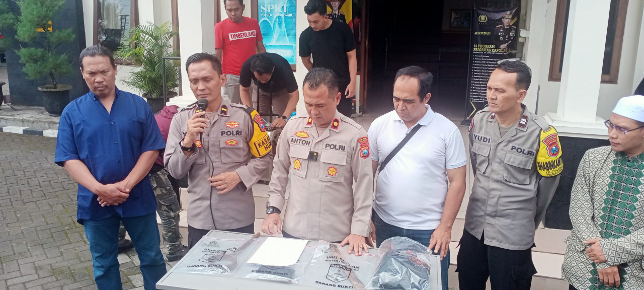 Polisi menunjukkan barang bukti sajam yang dibawa remaja RE. (Foto : Gerhana/jatimnow.com)