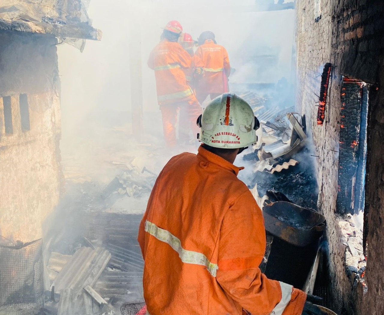 Petugas Dinas pemadam kebakaran Surabaya saat memadamkan api (dok Command Center 112 for jatimnow.com)