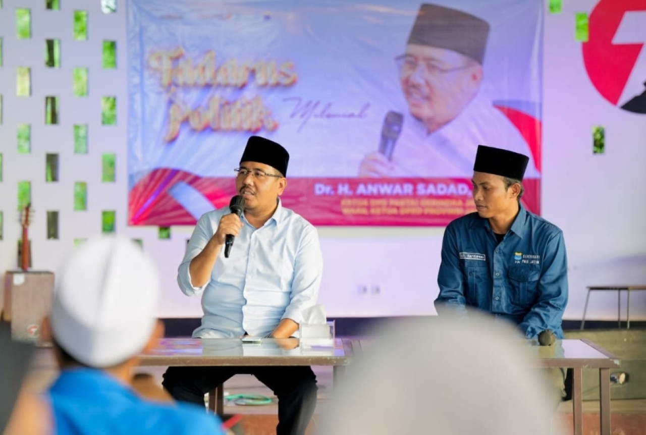 Ketua DPD Gerindra Jatim Anwar Sadad saat bertemu para aktivis mahasiswa di Lamongan. (Foto: Ni'am Kurniawan/jatimnow.com)