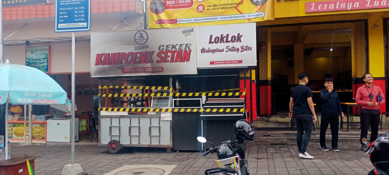 Salah satu lapak yang disegel oleh Satpol PP Kota Batu di Jalan Munif. (Foto: Gerhana/jatimnow.com)