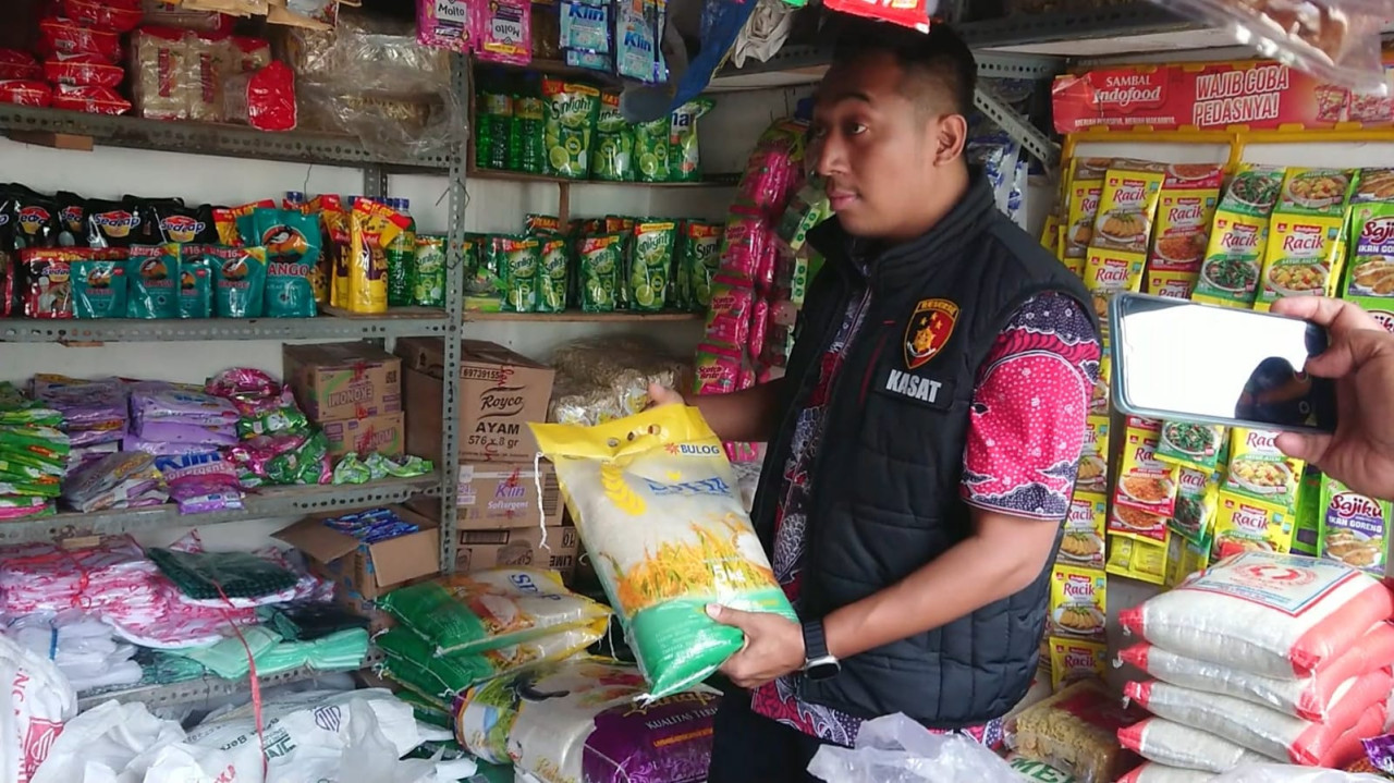 Tim Satgas Pangan Tulungagung saat melakukan sidak. (Foto: Bramanta Pamungkas/jatimnow.com)