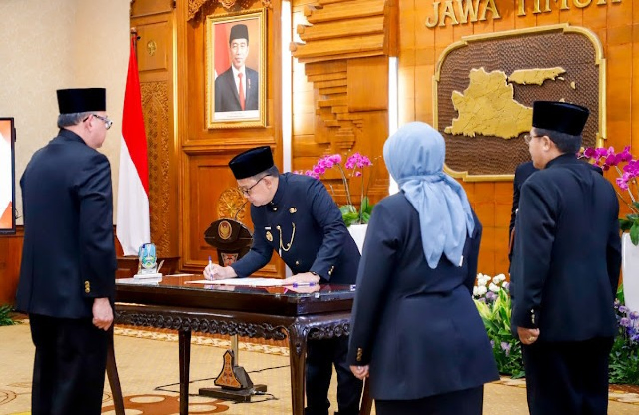 Pj Gubernur Jatim Adhy Karyono saat menandatangani pelantikan Pj Sekdaprov Jatim Bobby Soemiarsono di Grahadi (foto: Humas Pemprov Jatim for jatimnow.com)