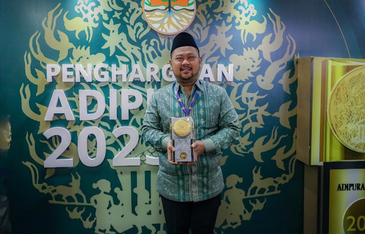 Bupati Gresik Fandi Akhmad Yani saat menerima Penghargaan Adipura 2023 kategori Kota Sedang, oleh Kementerian Lingkungan Hidup dan Kehutanan (KLHK). (Foto: Humas Pemkab Gresik)