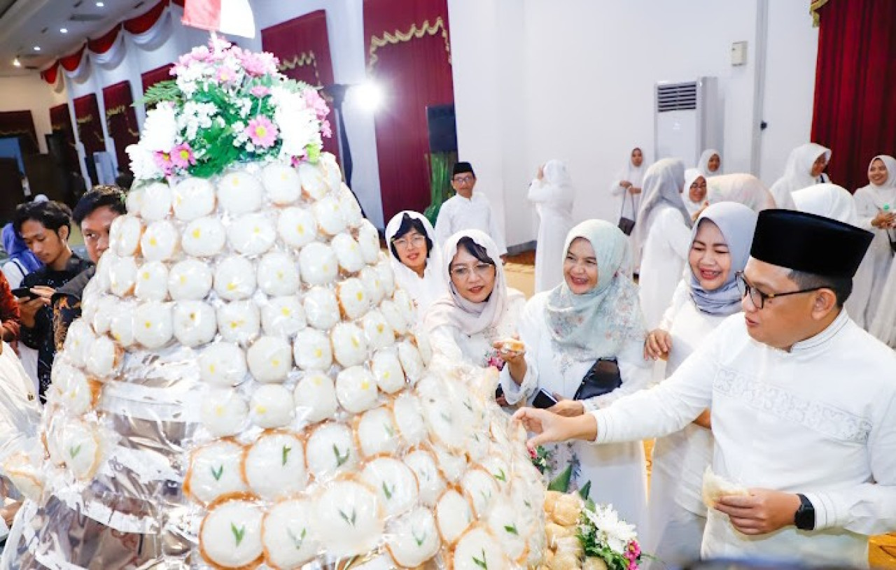 Pj Gubernur Jatim Adhy Karyono saat megengan di Grahadi kemarin malam. (Foto: Humas Pemprov Jatim for jatimnow.com)