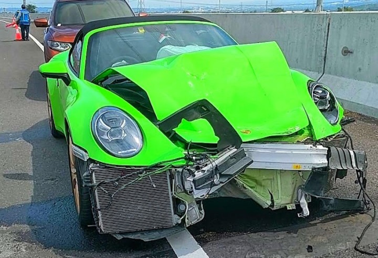 Mobil Porsche usai menyeruduk Grand Livina Km 768/400 Jalan Tol Porong arah Surabaya. (Foto: Pram for jatimnow.com)
