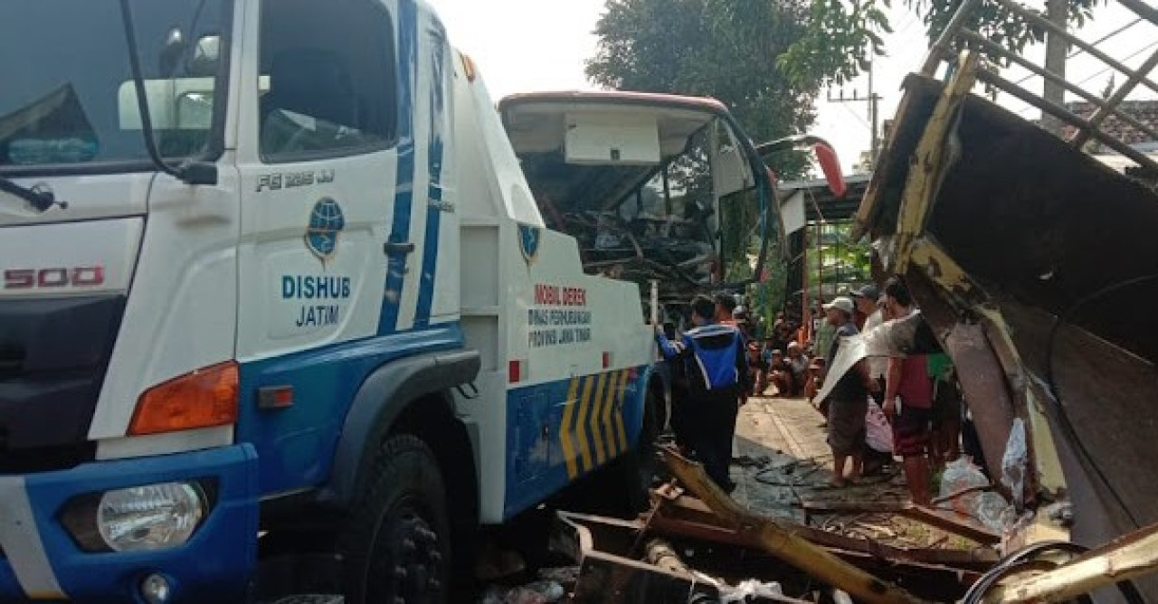 Kecelakaan bus pariwisata Sinar Dempo yang terjadi di Jalan Raya Klampok RT 2 RW 4 Desa Klampok, Kecamatan Singosari, Kabupaten Malang, Rabu (20/3/2024). (Foto : Gerhana/jatimnow.com)