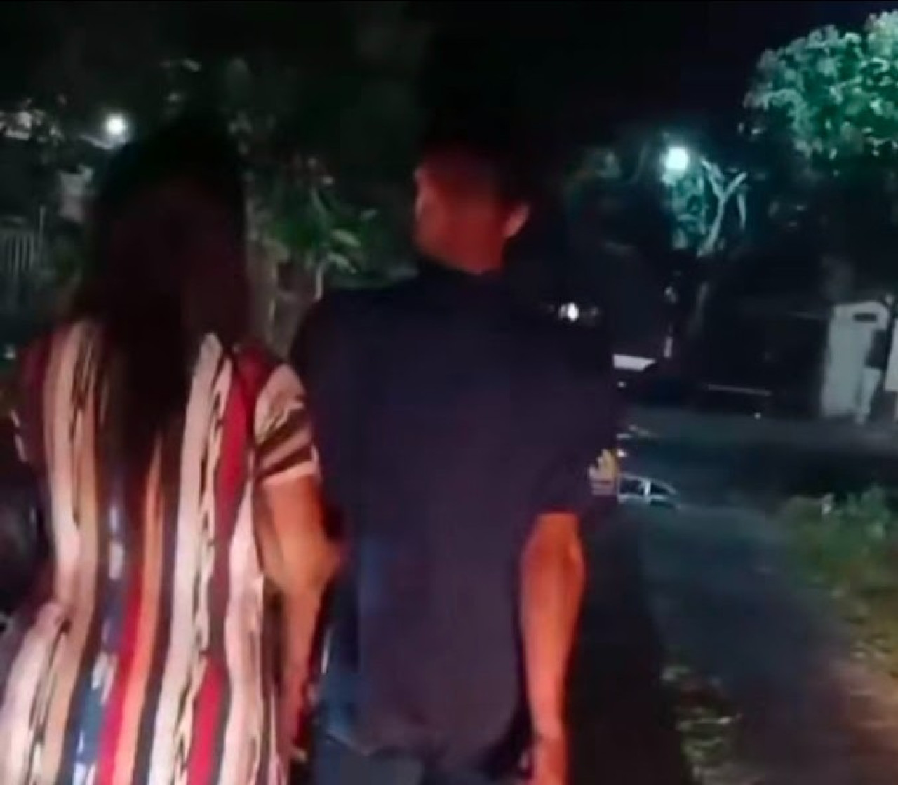 Tangkap layar video pasangan diduga selingkuh yang diarak warga Desa Mayangkawis, Balen, Bojonegoro. (Foto: Misbahul Munir/jatimnow.com)