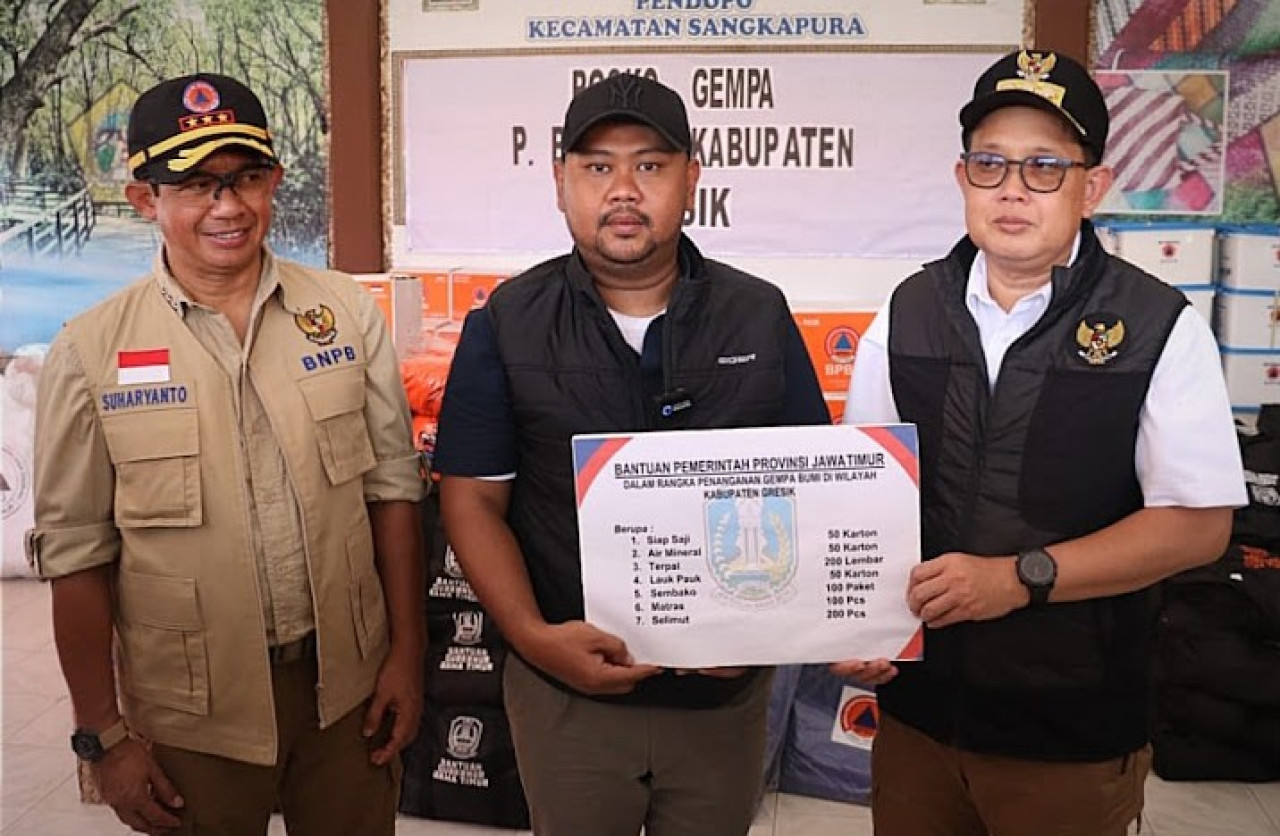 Bupati Gresik Fandi Akhmad Yani bersama Pj Gubernur Jawa Timur Adhy Karyono saat meninjau korban gempa di Pulau Bawean. (Foto: Diskominfo Kabupaten Gresik)