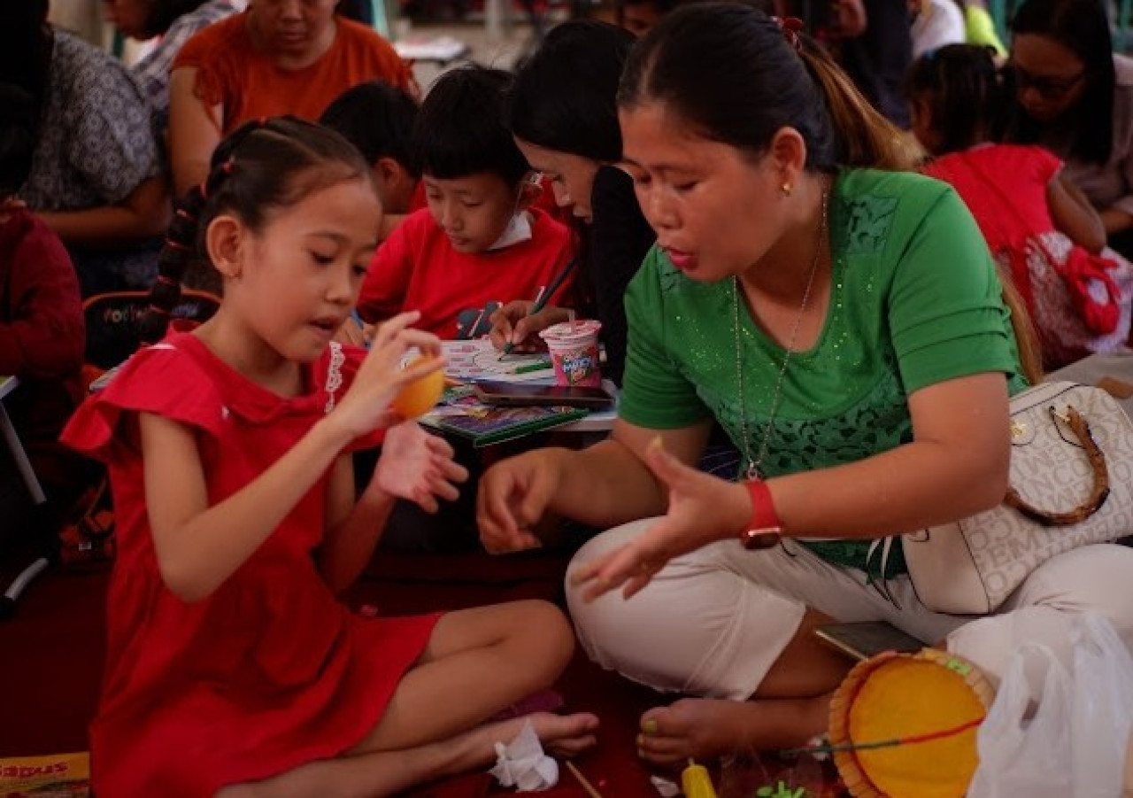Anak saat mengikuti lomba menghias telur Paskah. (Foto: Bramanta Pamungkas/jatimnow.com)