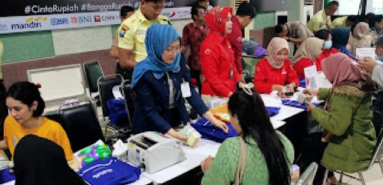 Kegiatan penukaran uang yang diselenggarakan oleh BI Malang di Gedung Kartini, Kota Malang. (Foto: Gerhana/jatimnow.com)
