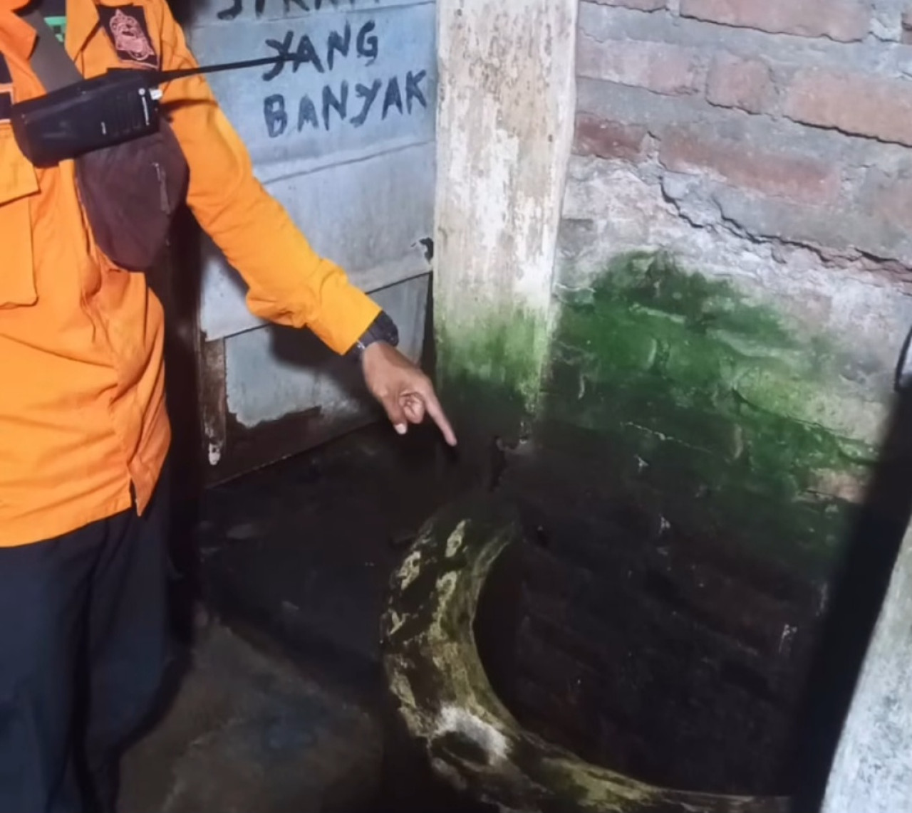 Sumur lokasi ditemukan mayat Muslimin. (Foto: Tangkapan layar 112)