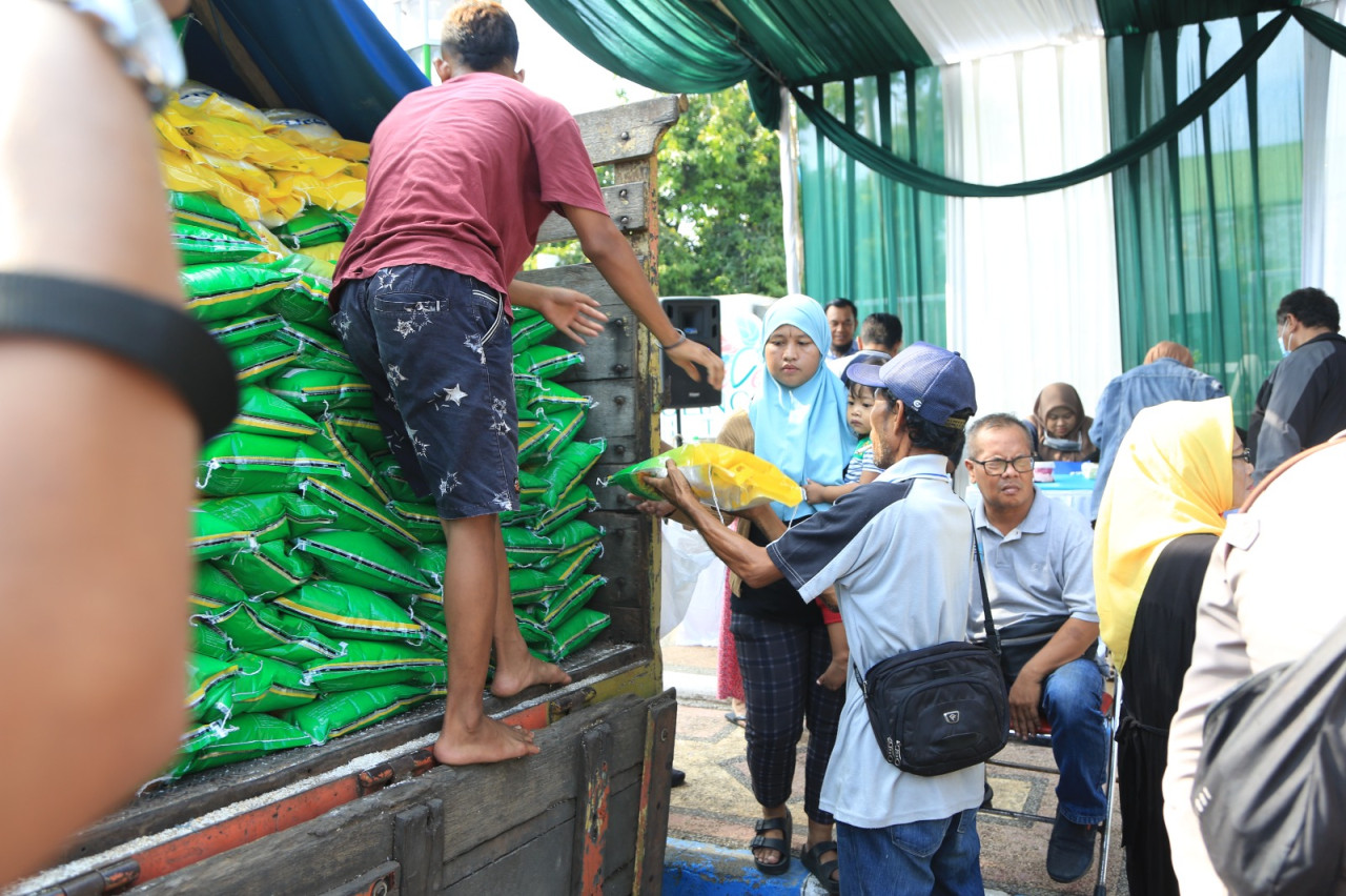 Warga Kota Probolinggo Serbu Sembako Murah Jelang Ramadan
