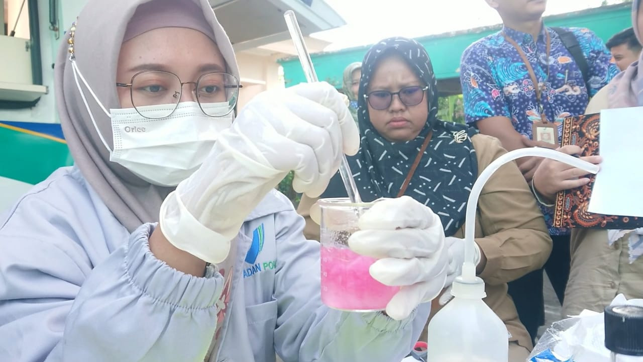 Petugas BPPOM Kediri saat melakukan pemeriksaan sampel makanan. (Foto: Bramanta Pamungkas/jatimnow.com)