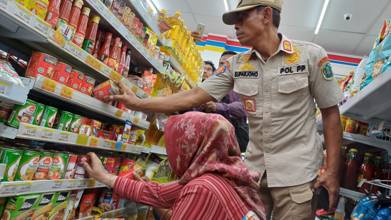 Disperindag Lamongan Sidak Mamin, Temukan Produk Rusak